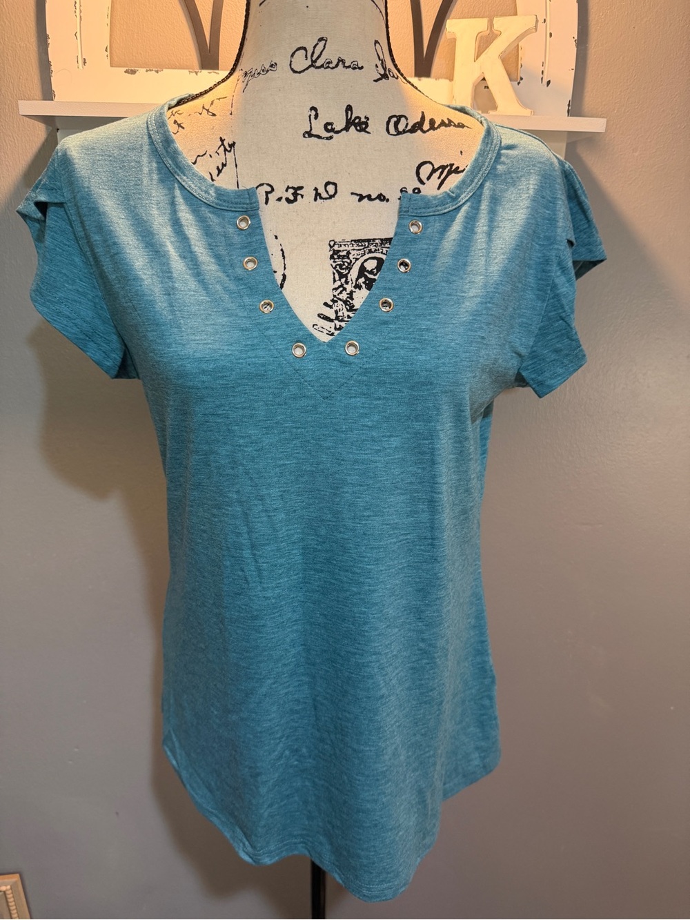 ETCYY WOMEN’S TEAL SHORT SLEEVE  V NECK TOP WITH EYELET DETAIL NWT M